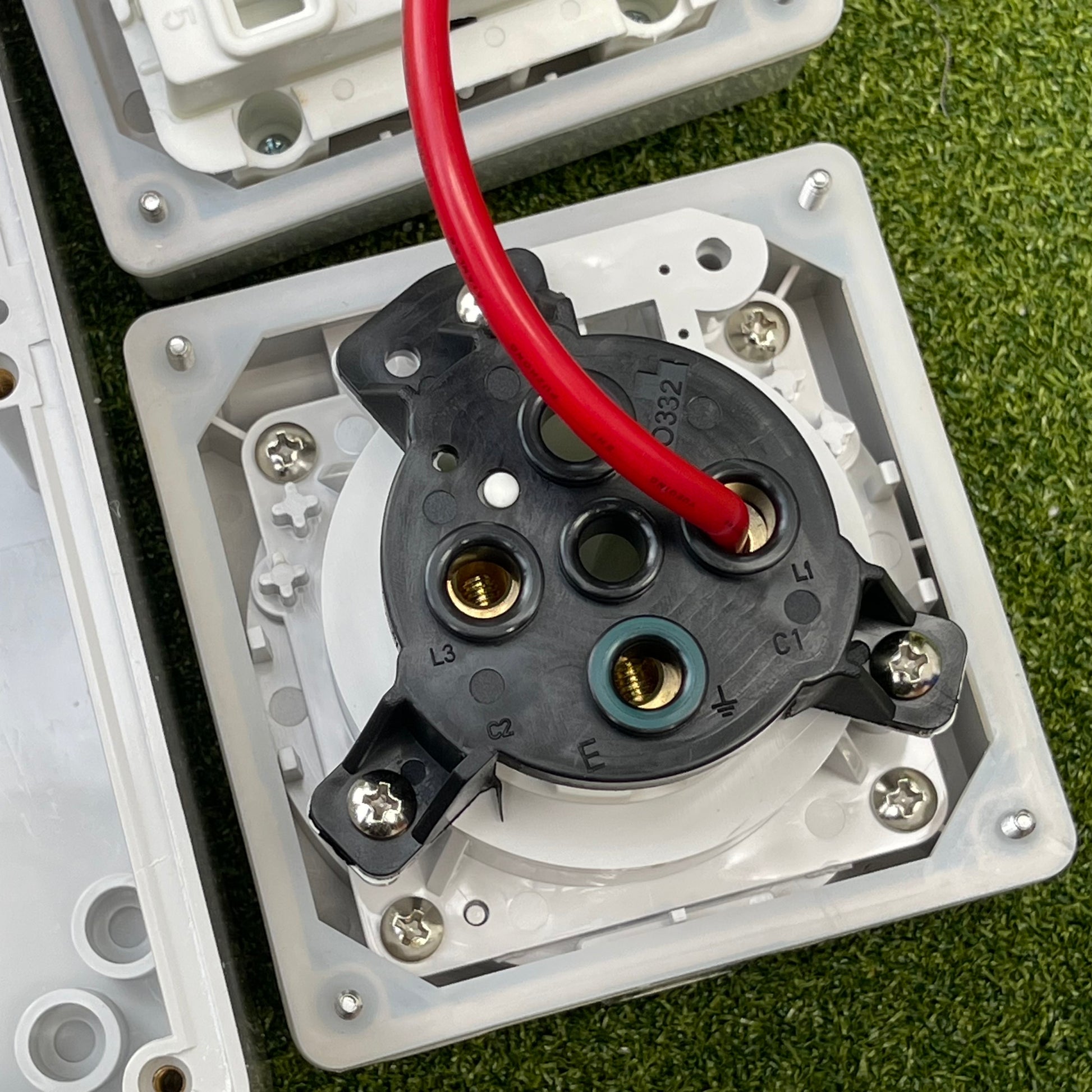 Kiwivolt 56CV332 32A 250V 3 pin single phase IP66 switched socket outlet detail image 2 for New Zealand worksites, generators, food trailers and industrial power systems
