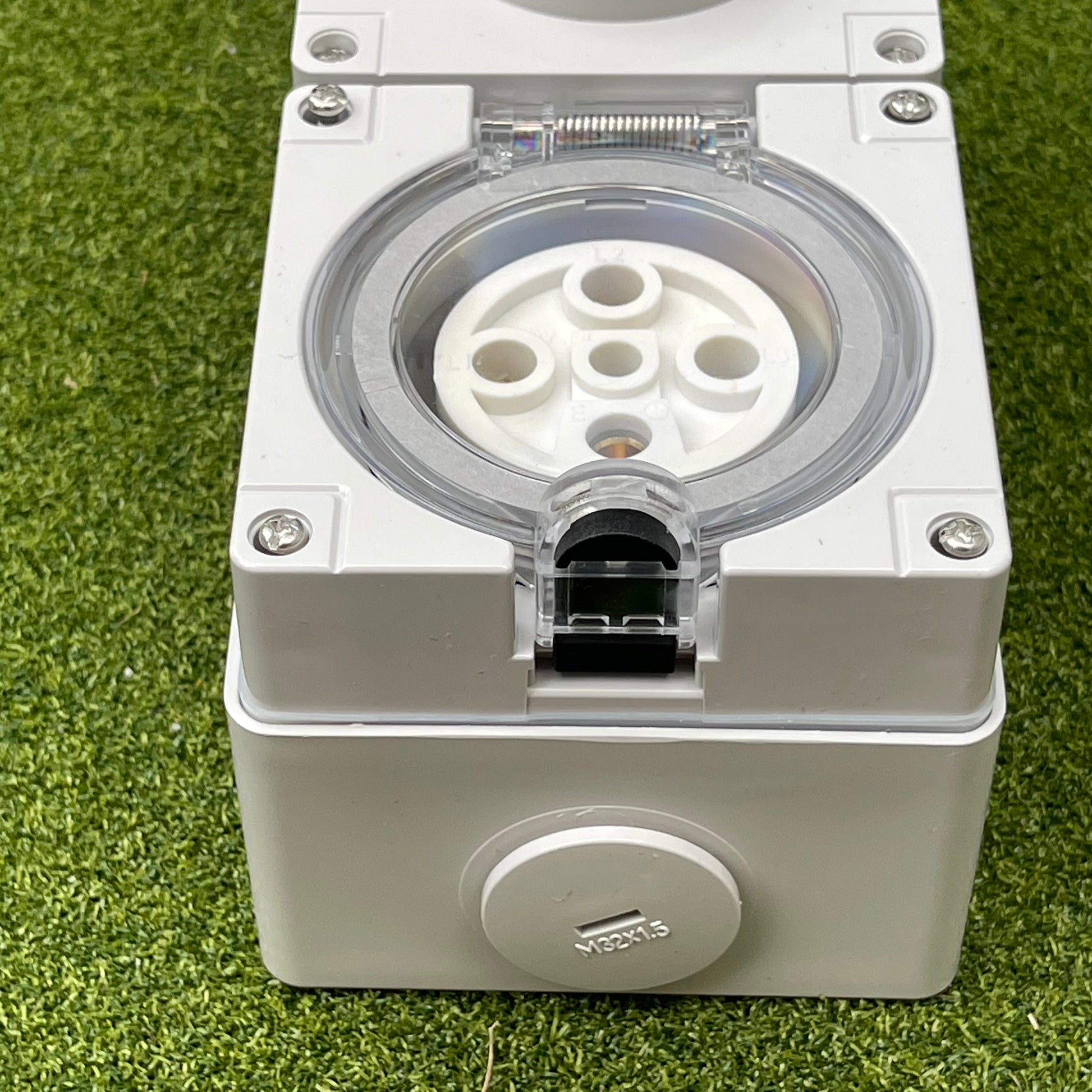 Kiwivolt 56CV532 32A 500V 5 Pin 3 Phase IP66 Switched Socket Outlet detail image 1 for New Zealand worksites, generators, food trailers and industrial power systems