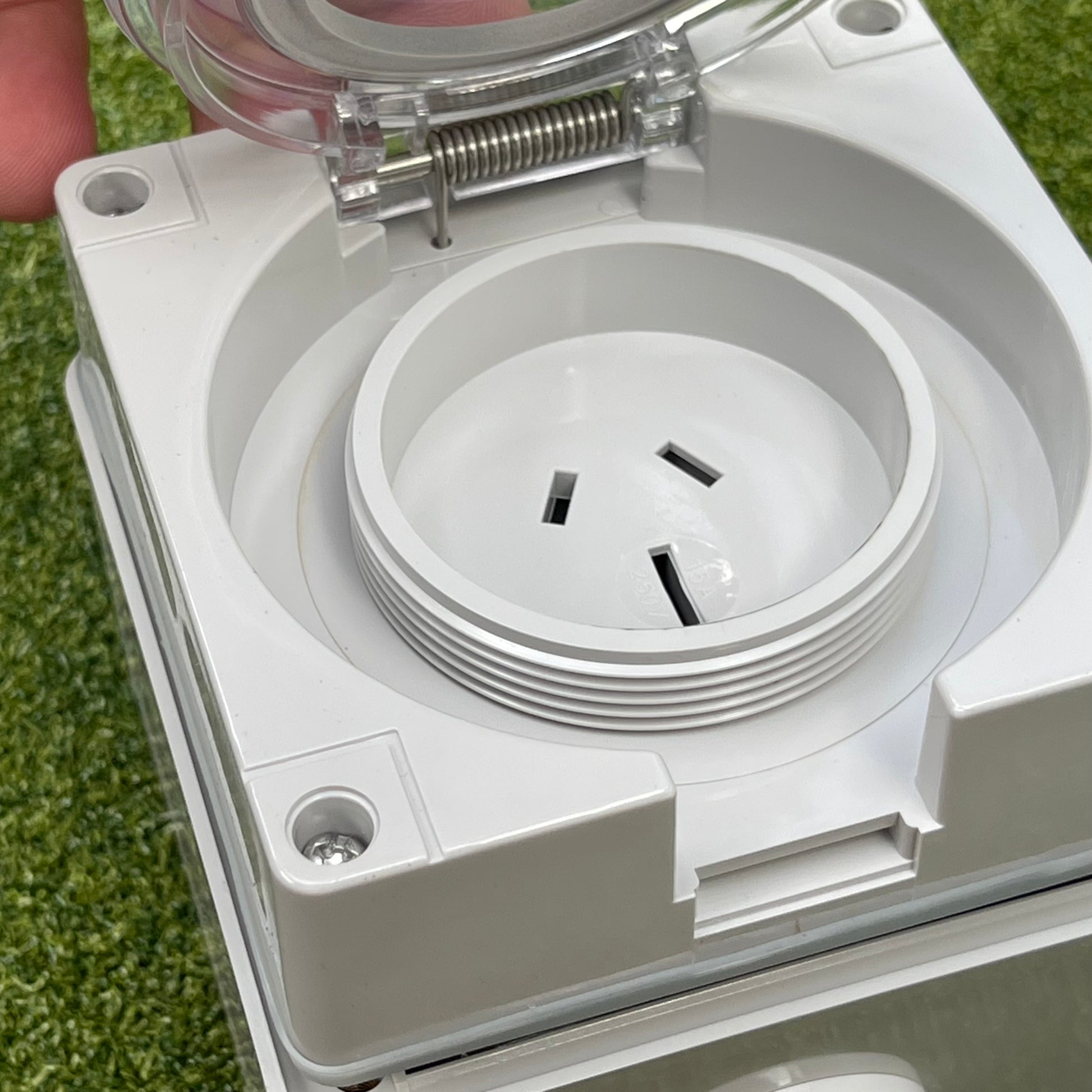 Kiwivolt 56SO315 15A 250V 3 pin single phase IP66 industrial socket outlet detail image 2 for New Zealand worksites, generators, food trailers and industrial power systems