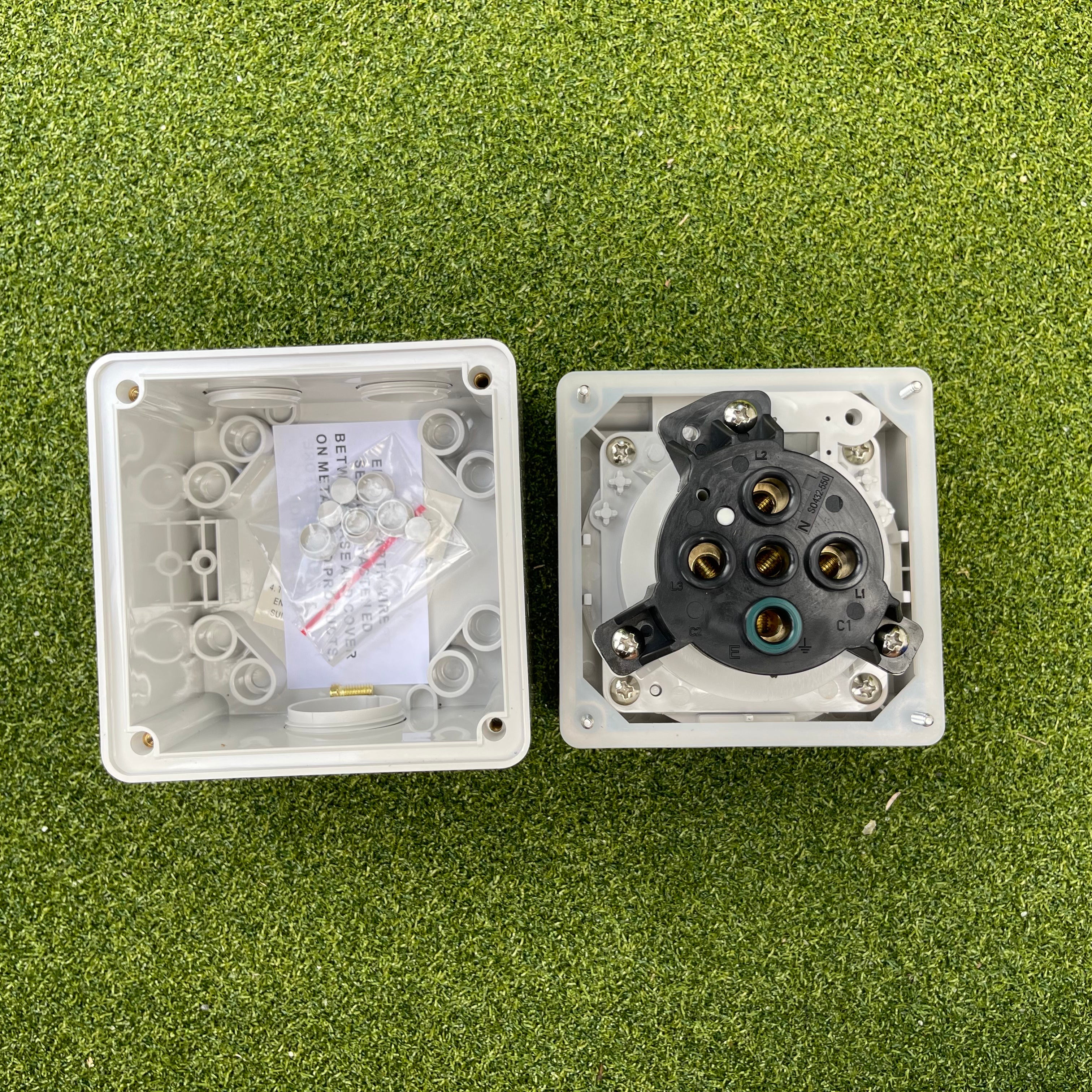 Kiwivolt 56SO532 32A 500V 5 pin 3 phase IP66 industrial socket outlet detail image 2 for New Zealand worksites, generators, food trailers and industrial power systems