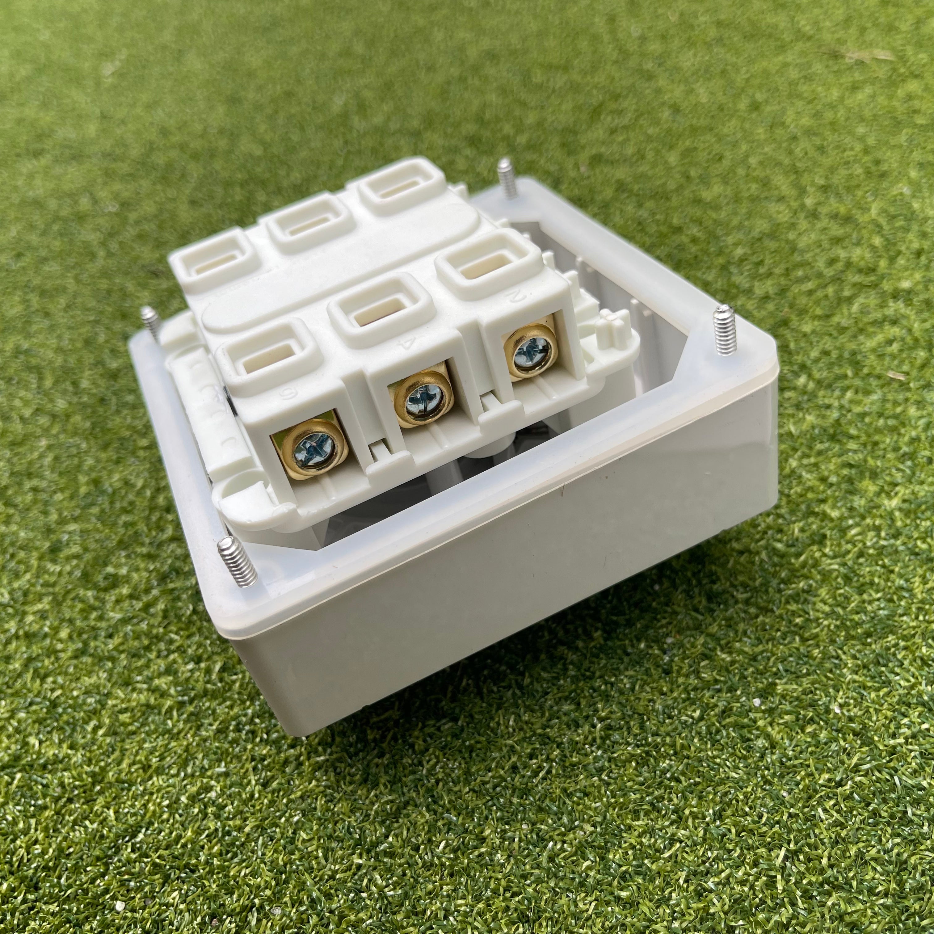 Kiwivolt 56SW332 32A 500V 3 pole IP66 rotary isolator switch detail image 4 for New Zealand worksites, generators, food trailers and industrial power systems